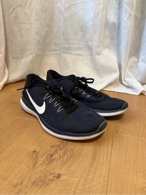 Nike Navy and White Lightweight Trainers